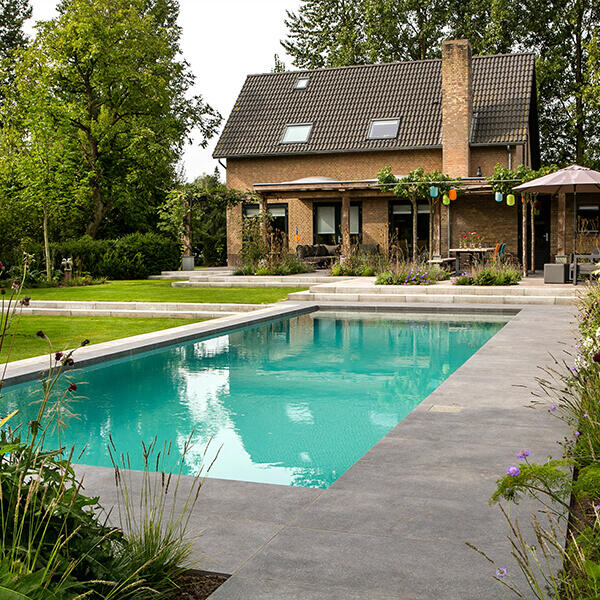 Zwembad met keramische tegels in landelijke tuin